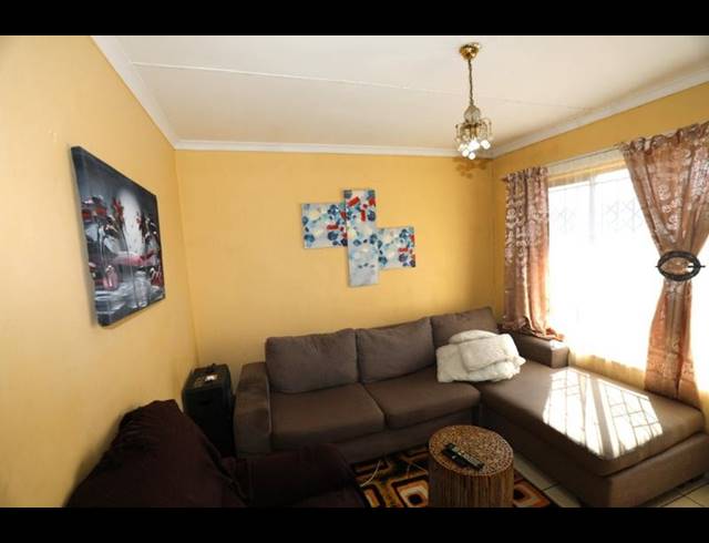 3 BEDROOM TOWNHOUSE FOR SALE IN BERKSHIRE DOWNS